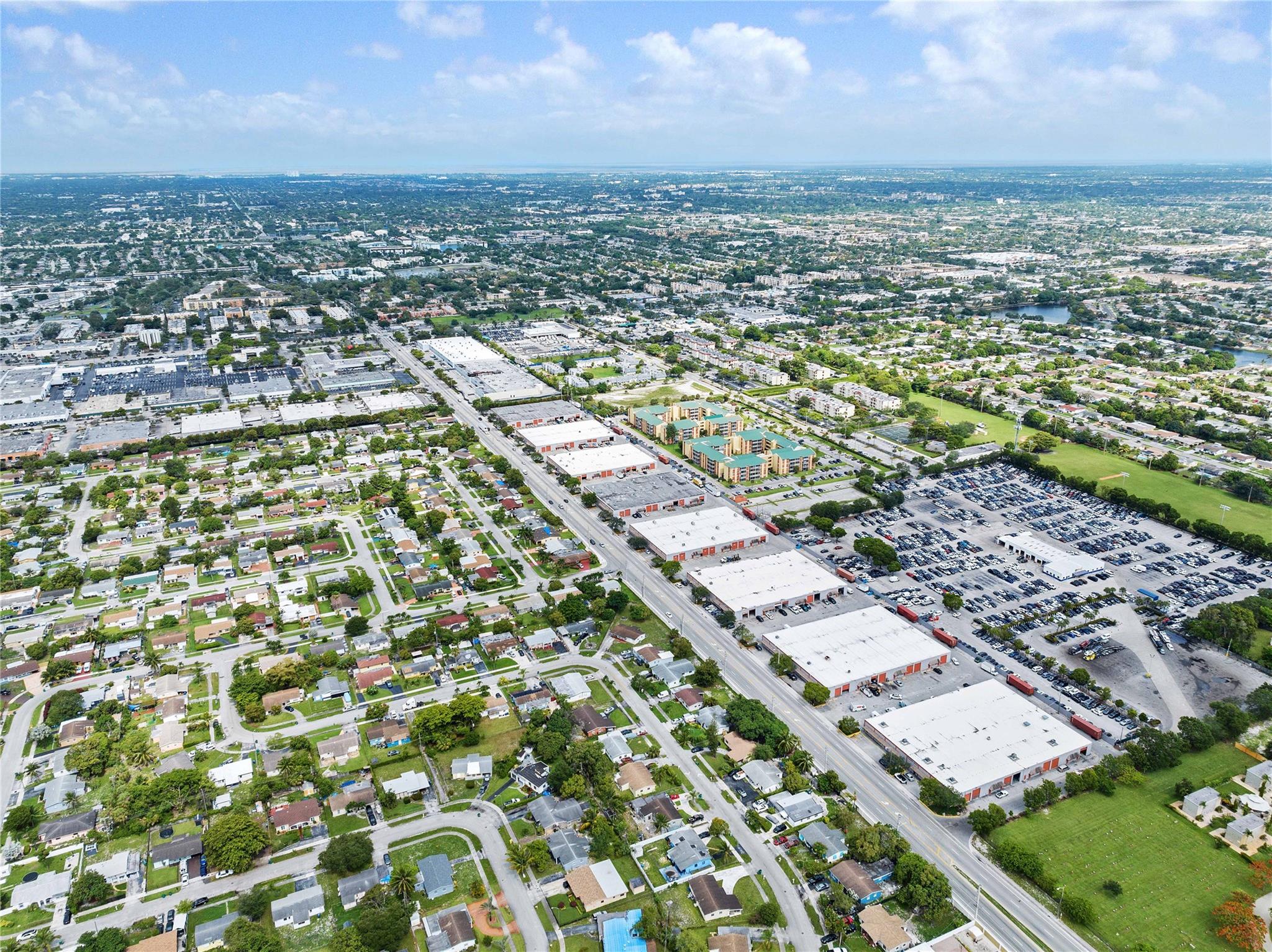 Secure an ultra urban warehouse location for your growing business. We have an opportunity to lease a spacious 2,800 sq. ft. light industrial warehouse with 3-phase, perfectly designed for various operational needs. With a 12x14 grade-level doors, a corner unit, this property offers seamless access for logistics, transportation, distribution and all types of light industrial users.