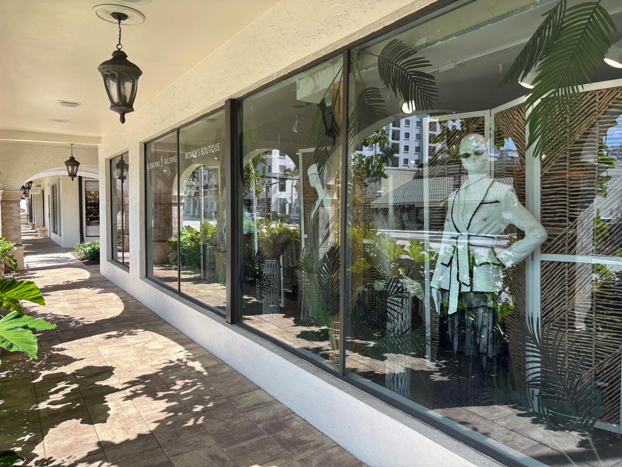 Sublease space available - prime retail space in the heart of Boca Raton available for sublease. Great visibility on South Federal Highway in a high traffic upscale shopping plaza. Currently built out as a clothing boutique. Current rent including all CAM, tax, etc. is $8,873 per month.