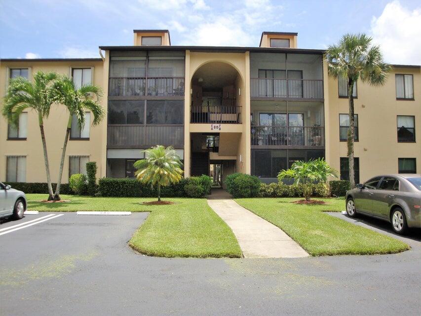 2 bedroom, 2 bath charmer with a fantastic Courtyard view. Enjoy viewing the birds and other wildlife from your screened balcony. Large Walk in closet in Master. Tile throughout. Washer and Dryer in unit! Community has a Clubhouse, Pool, Tennis, Bocce and more! 1 occupant must be 55+. No occupants under 35.