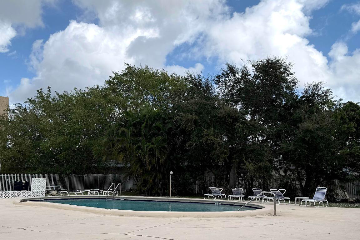 1200 Tallwood Avenue 202, Hollywood, FL, 33021/$145,000 2 1200 Tallwood Avenue 202