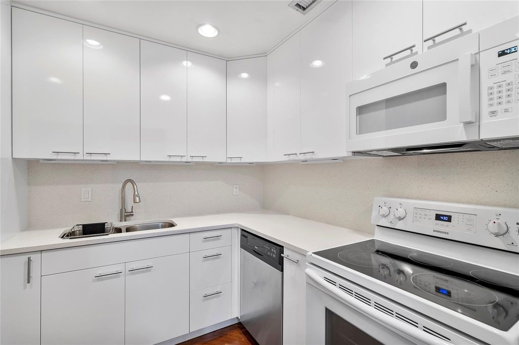 Photo of 6211 Bay Club Drive #4, Fort Lauderdale, FL 33308 (MLS # F10507368)