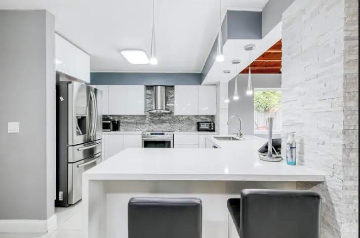 HOLLYWOOD HILLS - Residential