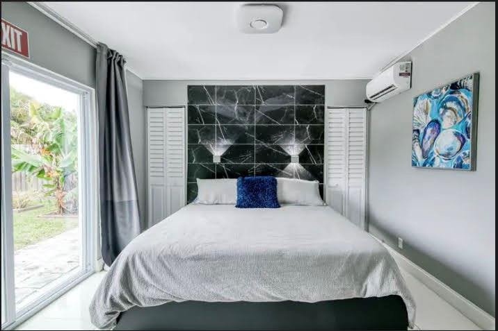 HOLLYWOOD HILLS - Residential