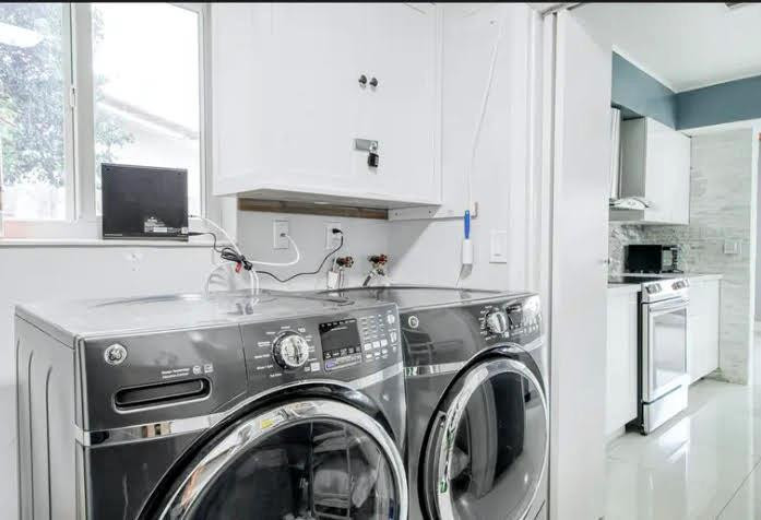 HOLLYWOOD HILLS - Residential