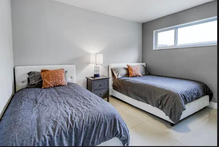 HOLLYWOOD HILLS - Residential