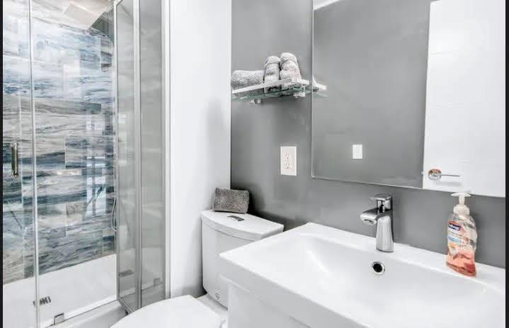 HOLLYWOOD HILLS - Residential