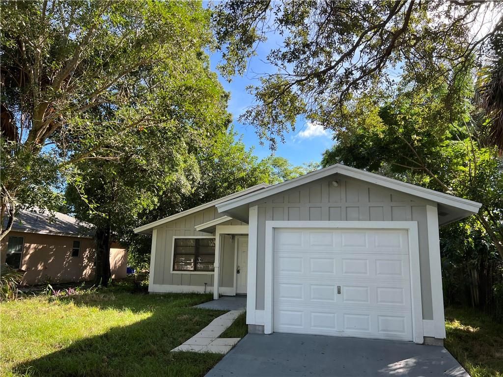 Photo of 505 Pinegrove Ave, Jupiter, FL 33458 (MLS # F10353024)