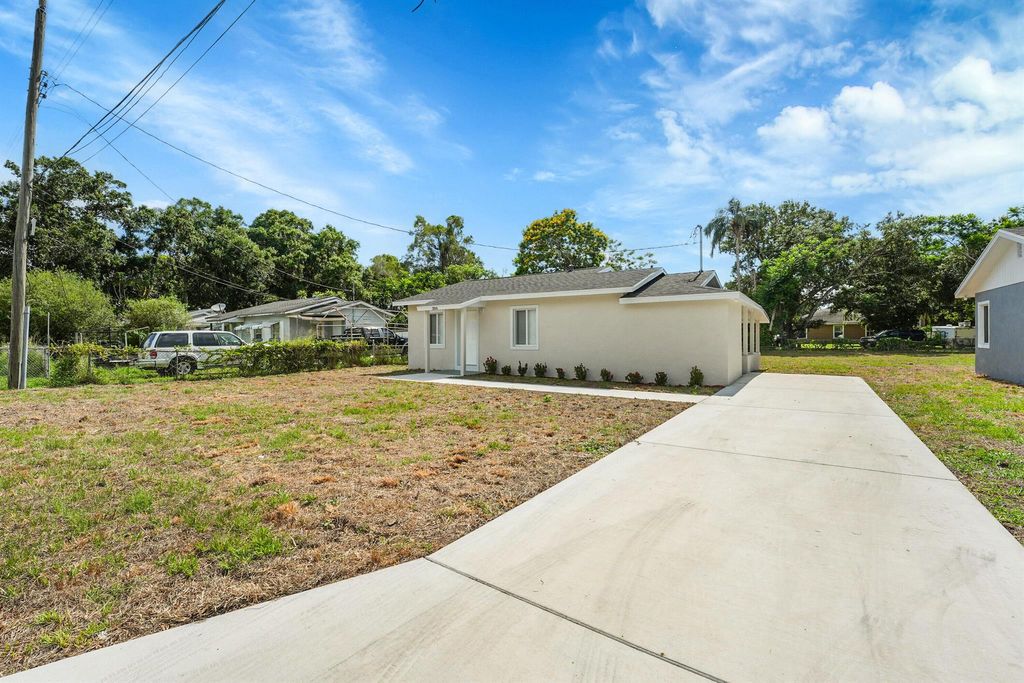 Photo of 306 N 28th Street, Fort Pierce, FL 34947 (MLS # R11134902)