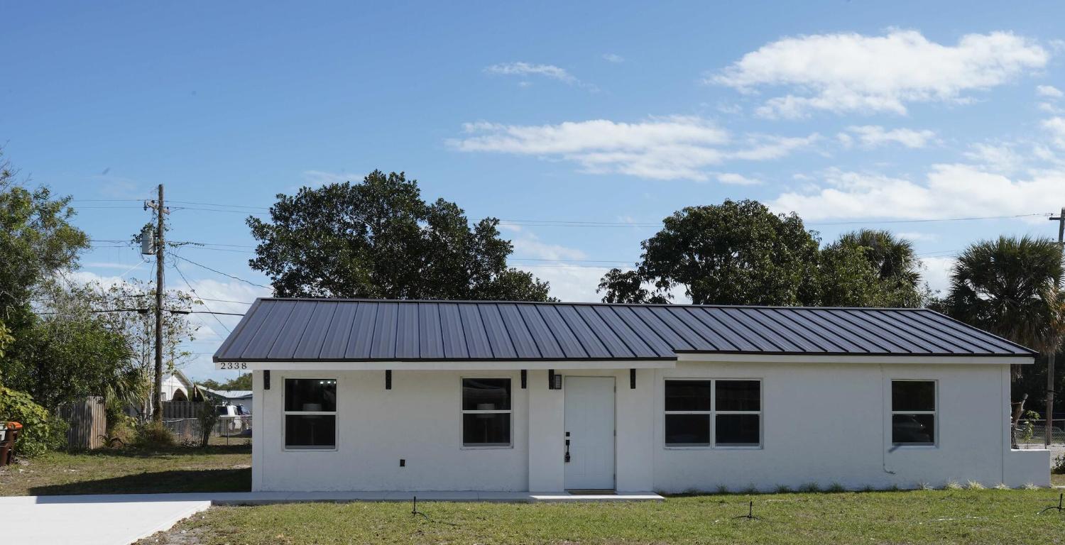 2338 2nd Court SE, Vero Beach, FL, 32962/$319,000 1 2338 2nd Court SE