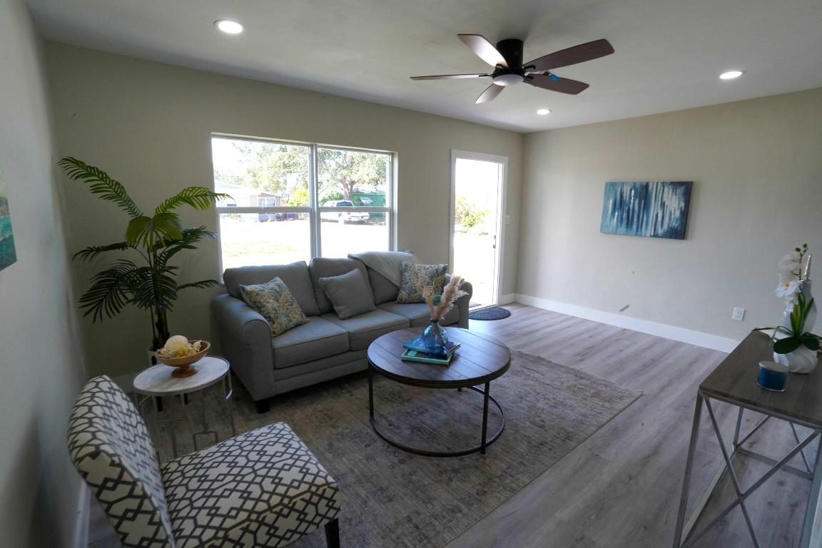 2338 2nd Court SE, Vero Beach, FL, 32962/$319,000 4 2338 2nd Court SE