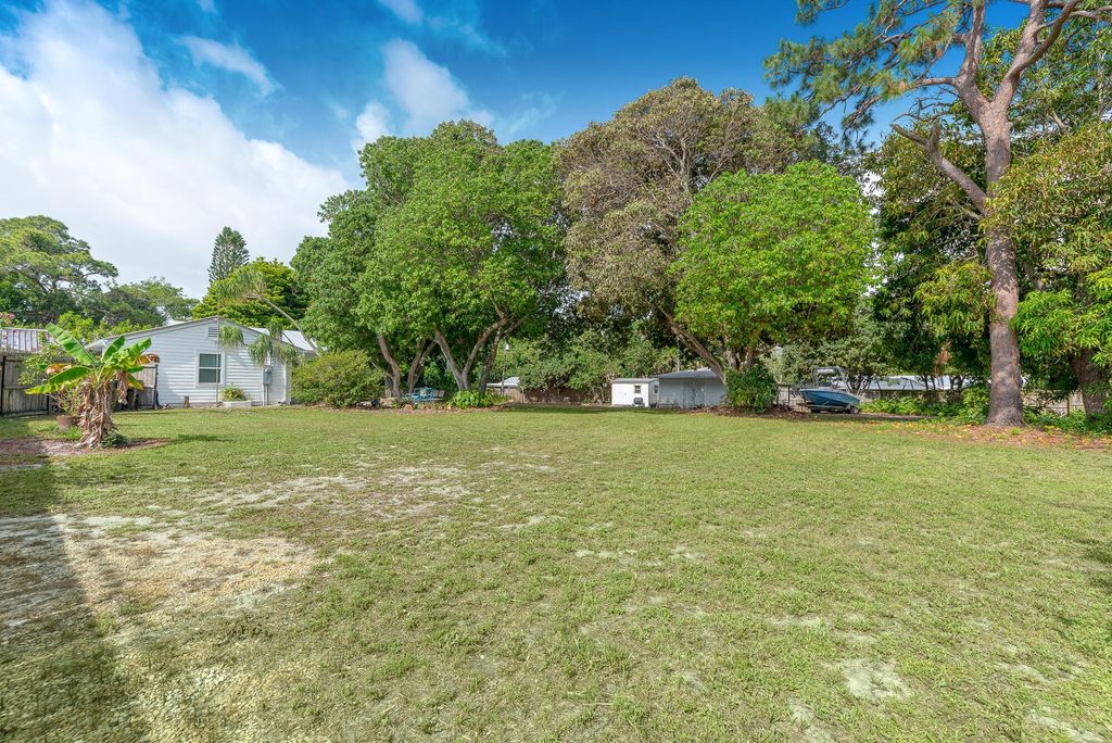 Photo of 516 SE Alamanda Way, Stuart, FL 34996 (MLS # R10998789)