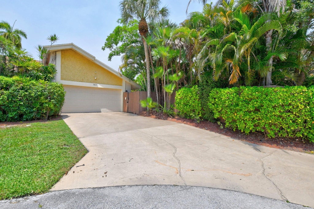 Photo of 7813 Kenway Place W, Boca Raton, FL 33433 (MLS # B26043667)