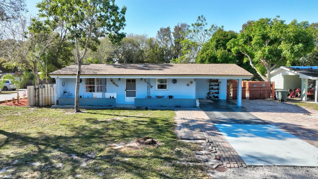 Photo of 1221 Soltman Avenue, Fort Pierce, FL 34950 (MLS # R10969289)