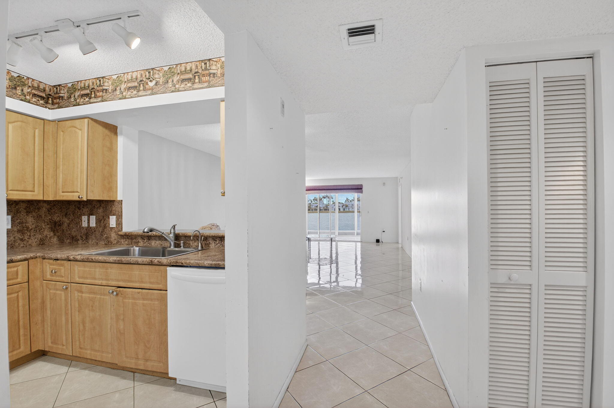 6112 Huntwick Terrace 106, Delray Beach, FL, 33484/$229,000 3 6112 Huntwick Terrace 106