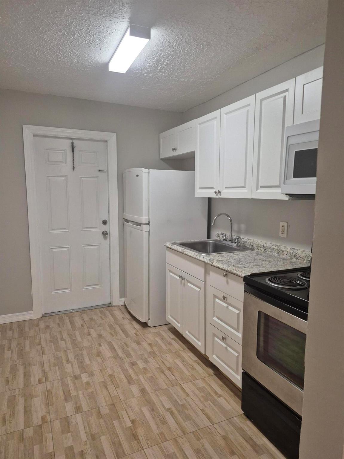 2-BEDROOM / 1-BATH / CENTRALLY LOCATED OFF DIXIE HWY, NORTH OF PALM BEACH LAKES BLVD. 1ST MONTH RENT & 1.5 MONTH SECURITY / $200. EXIT CLEAN FEE.
