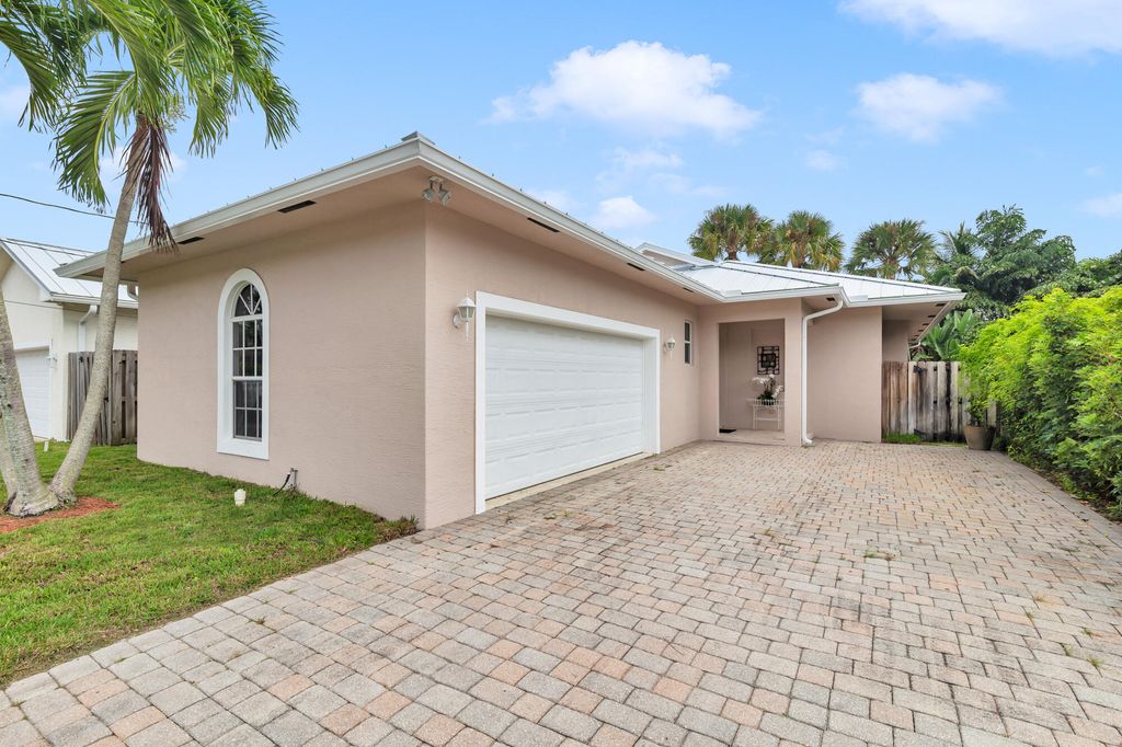 Photo of 17684 Cinquez Park Road W, Jupiter, FL 33458 (MLS # R11122963)