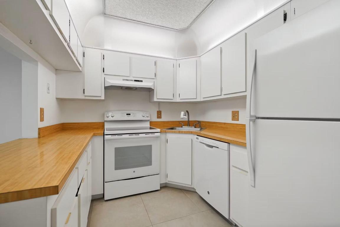 801 Sky Pine Way A2, Greenacres, FL, 33415/$148,900 4 801 Sky Pine Way A2