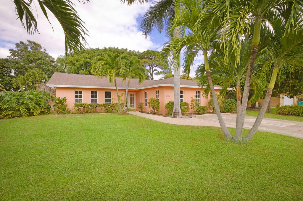 Photo of 217 SE 26th Avenue, Boynton Beach, FL 33435 (MLS # R10865231)