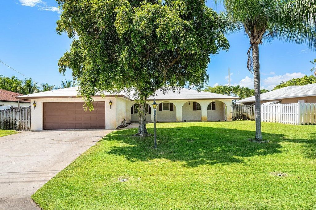 Photo of 1330 SW 28th Avenue Ave, Boynton Beach, FL 33426 (MLS # R10814535)