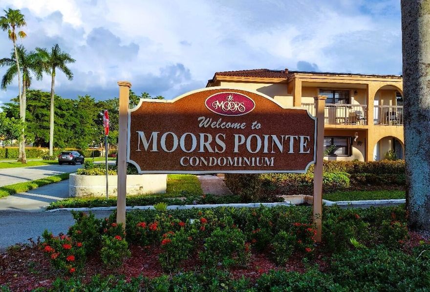 3/2 First Floor Prime LOCATION Gated Community Corner Unit!  Long Screened in porch, spacious open living room and dining area. Large Clubhouse with several amenities; Pool, Tennis Courts, Basketball Courts, Gym. Easy access to Palmetto EXPY. Walking distance to shopping, groceries, banks, restaurants, schools and Country Village Park! 
Wonderful starter home or investment property! Must See!