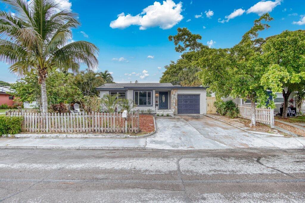 Very nice 4/2 with a den house in east lake worth. Steps to downtown, beaches. Huge lot. Completely renovated with brand new apppliances. All sizes are approximate. Currently tenant occupied, DO NOT DISTURB TENANTS. 24 hour notice required for showings