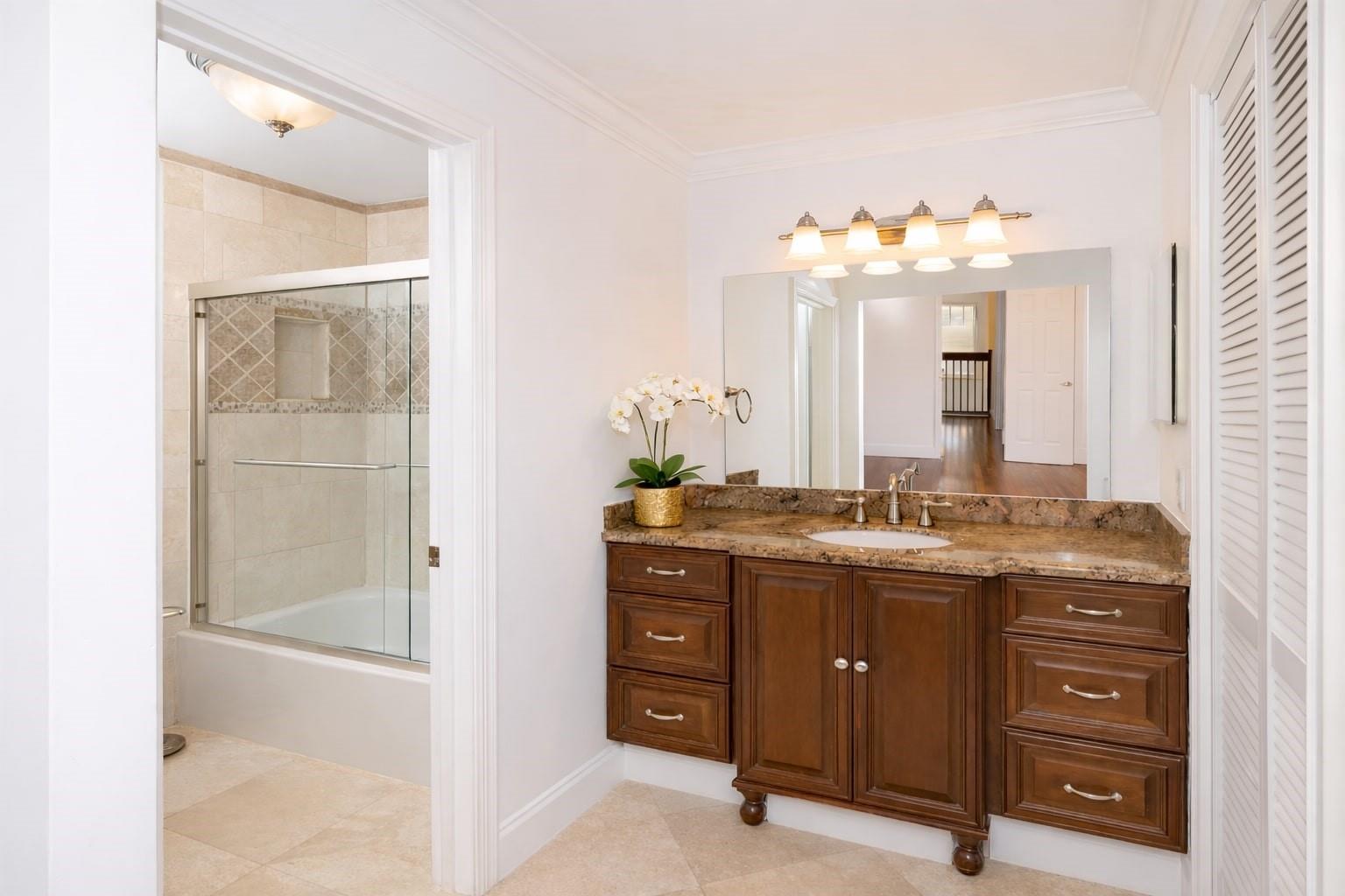 LA CASA DEL RIO VISTA CON - Residential Lease