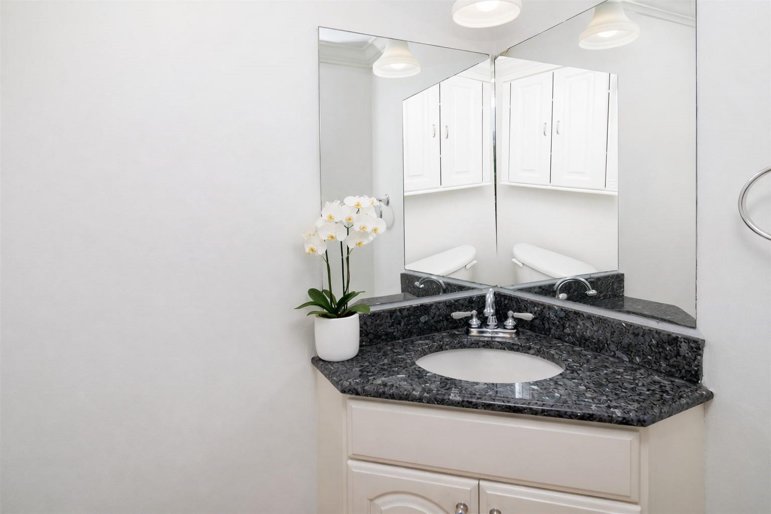 LA CASA DEL RIO VISTA CON - Residential Lease