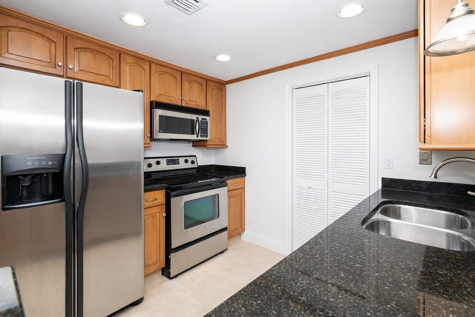 LA CASA DEL RIO VISTA CON - Residential Lease