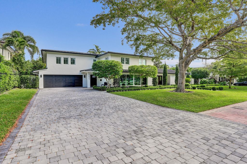 Photo of 2421 NE 12th Street, Fort Lauderdale, FL 33304 (MLS # B26018604)