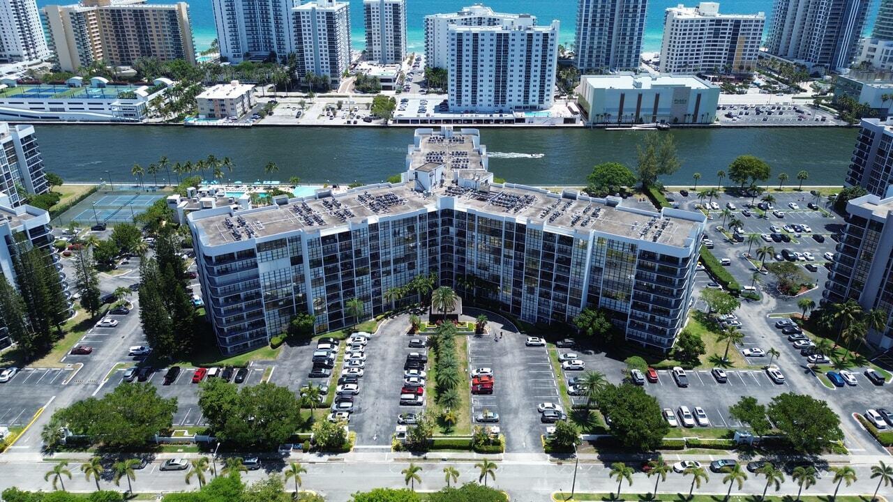 800 Parkview Drive 823