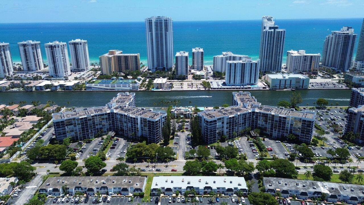 800 Parkview Drive 823