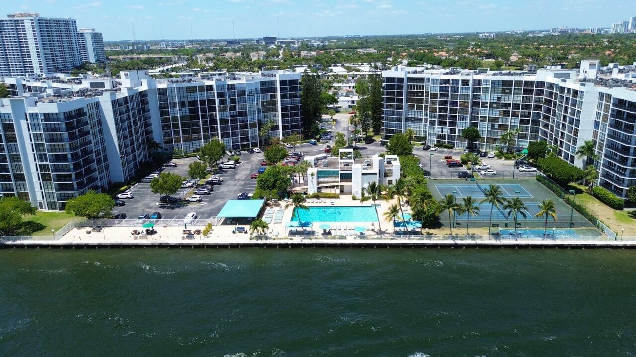 800 Parkview Drive 823