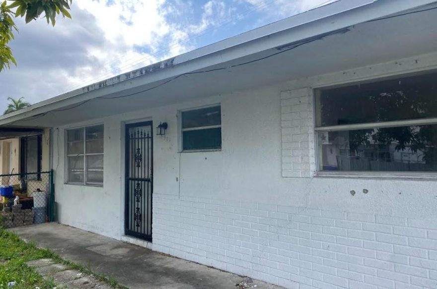 2 bedroom 2 bathroom villa with No HOA , No rental restrictions. House needs all interior updating. Great for a rental. As-is, Cash Only. Buyer must use Law Office of Donna Hearne Gousse for closing.