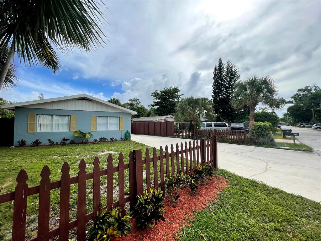 Come and see this wonderful 4 bedroom 2 bath single family home with a fully fenced in large backyard. The house features a large driveway, a split floor, gas stove and is well located near shopping, and the I-95. House is ready for immediate move in!