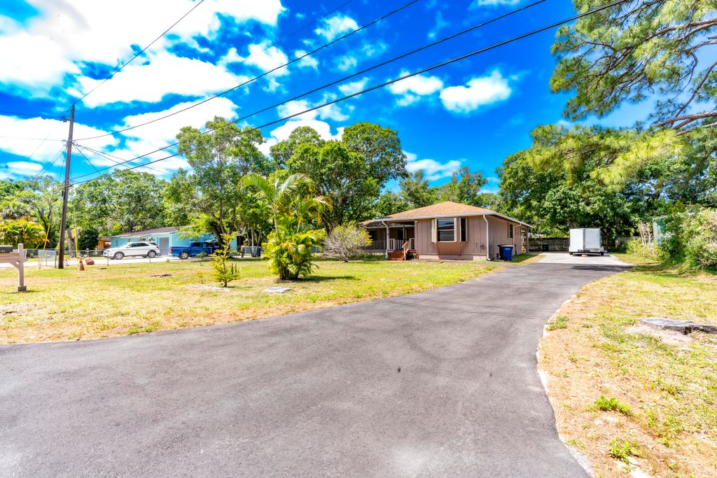 Photo of 2101 S 29th Street, Fort Pierce, FL 34947 (MLS # R10979136)
