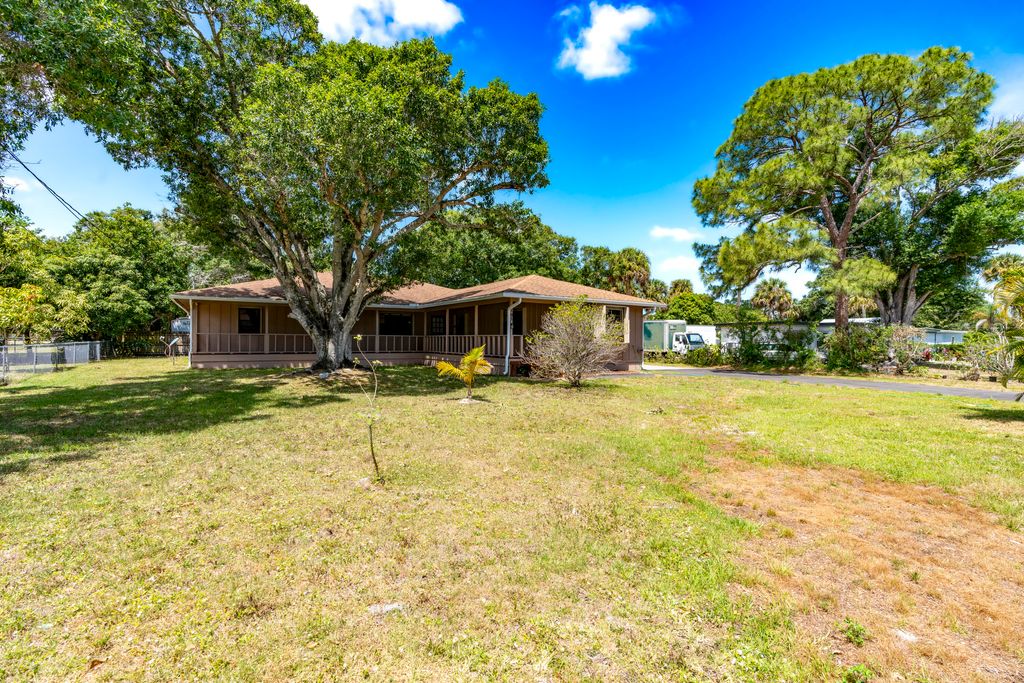Photo of 2101 S 29th Street, Fort Pierce, FL 34947 (MLS # R10979136)