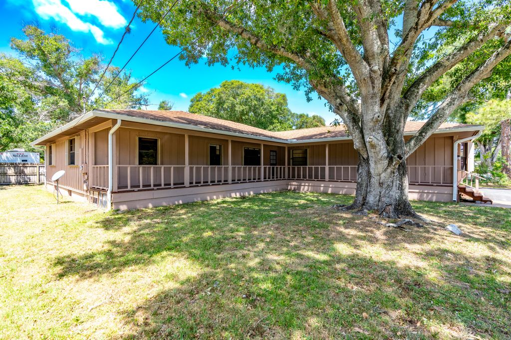 Photo of 2101 S 29th Street, Fort Pierce, FL 34947 (MLS # R10979136)