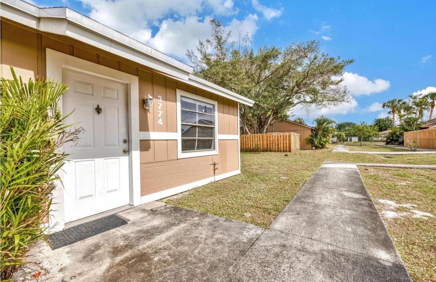:Cozy 2 bedroom, 1 bath villa centrally located with quick access to Northlake Blvd and I-95. Light and bright floor plan a new roof.