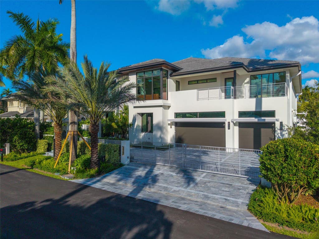 Photo of 24 FIESTA Way, Fort Lauderdale, FL 33301 (MLS # B26057022)