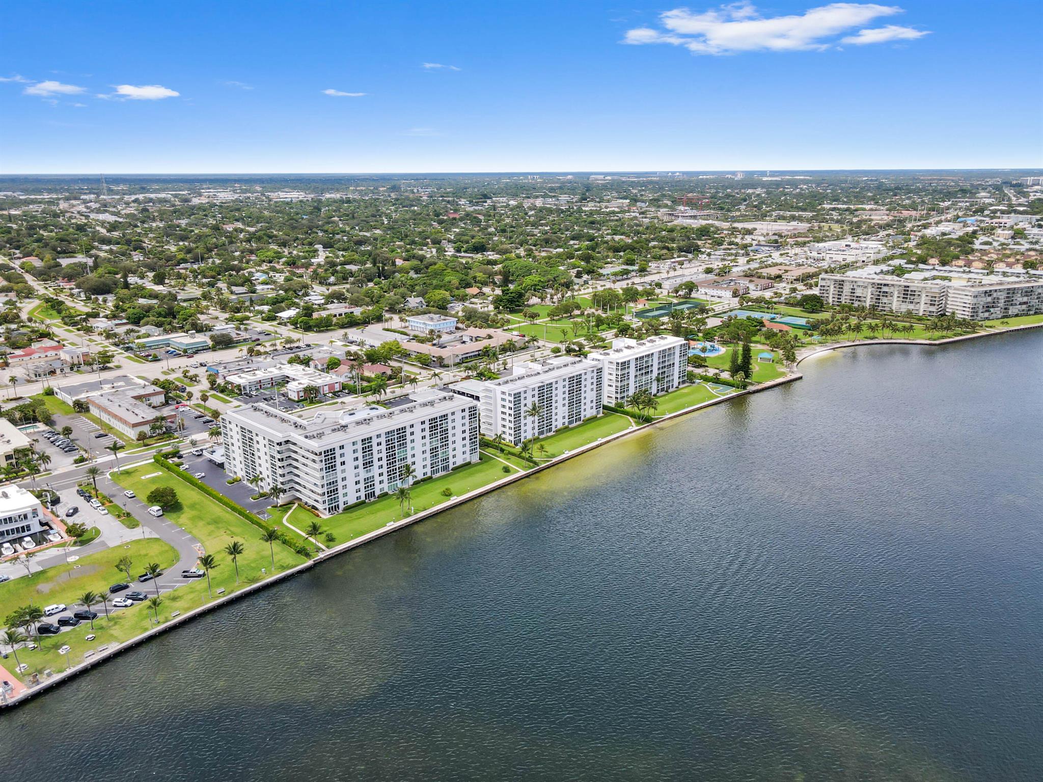 LAKE HARBOUR TOWERS CONDO - Residential