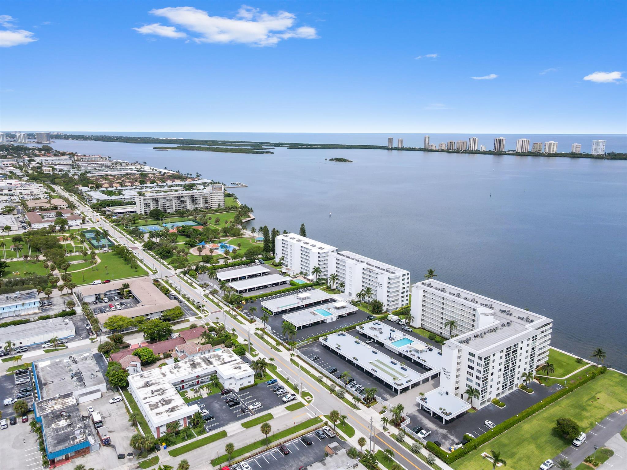 LAKE HARBOUR TOWERS CONDO - Residential