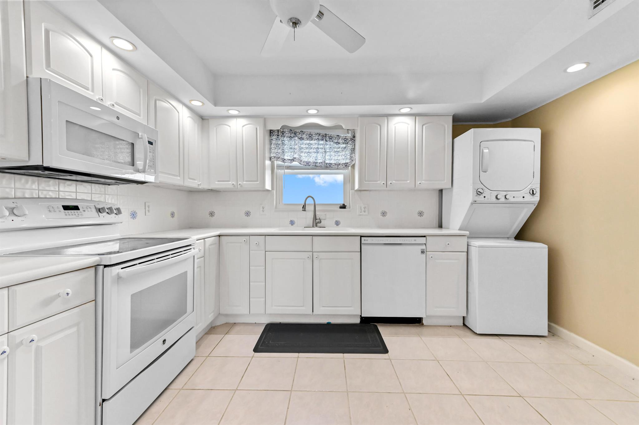 LAKE HARBOUR TOWERS CONDO - Residential