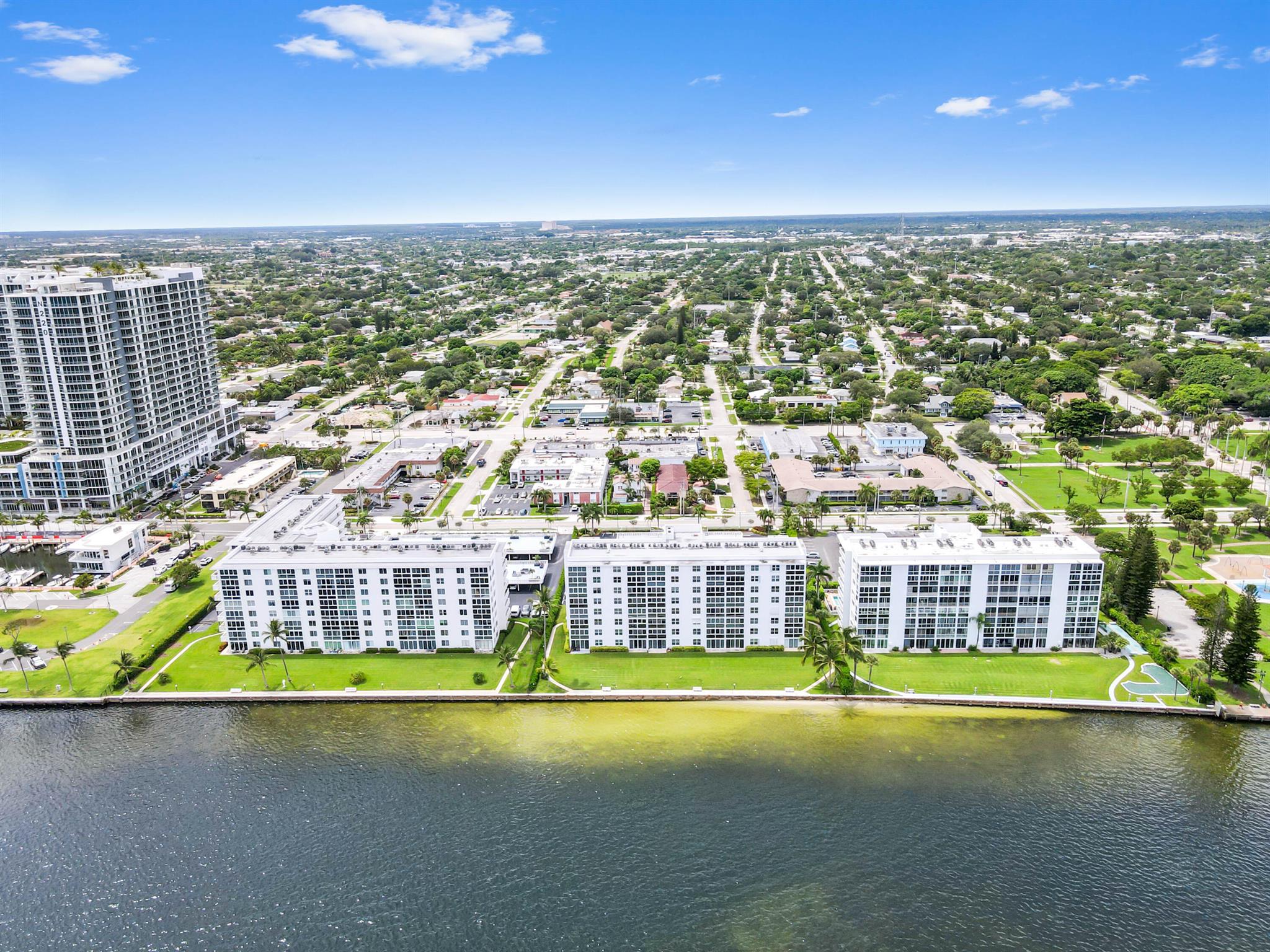 LAKE HARBOUR TOWERS CONDO - Residential