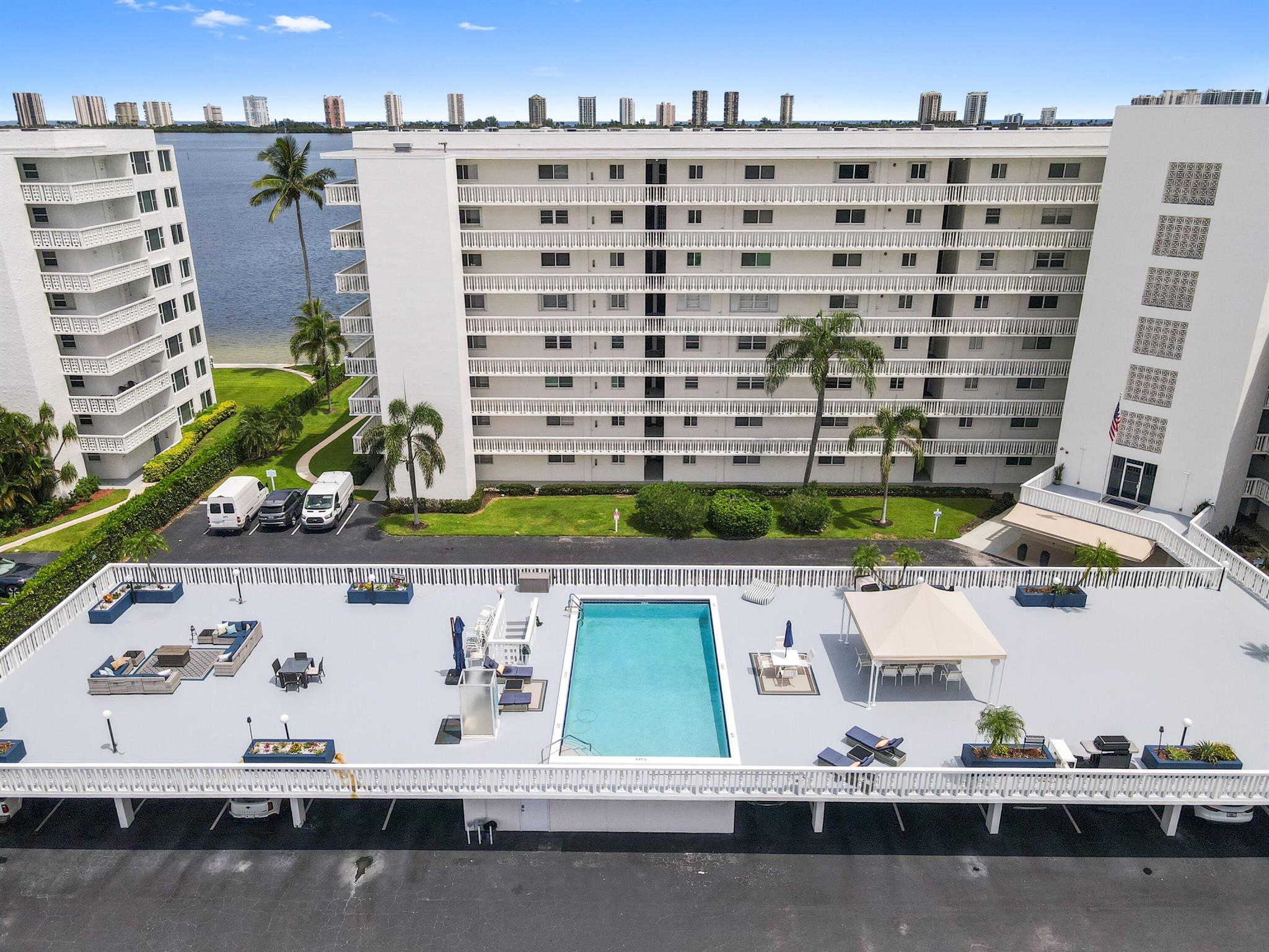 LAKE HARBOUR TOWERS CONDO - Residential