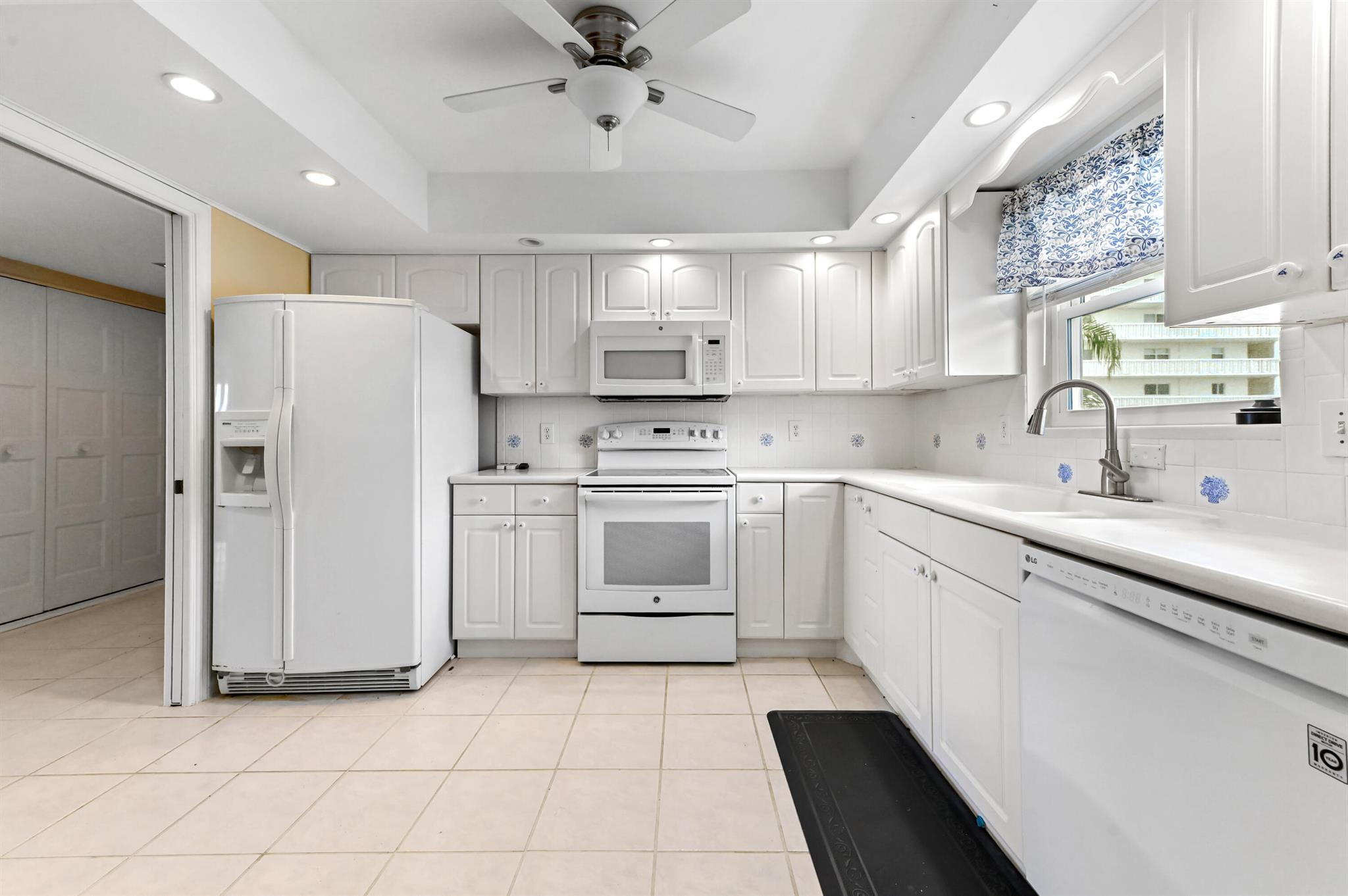 LAKE HARBOUR TOWERS CONDO - Residential