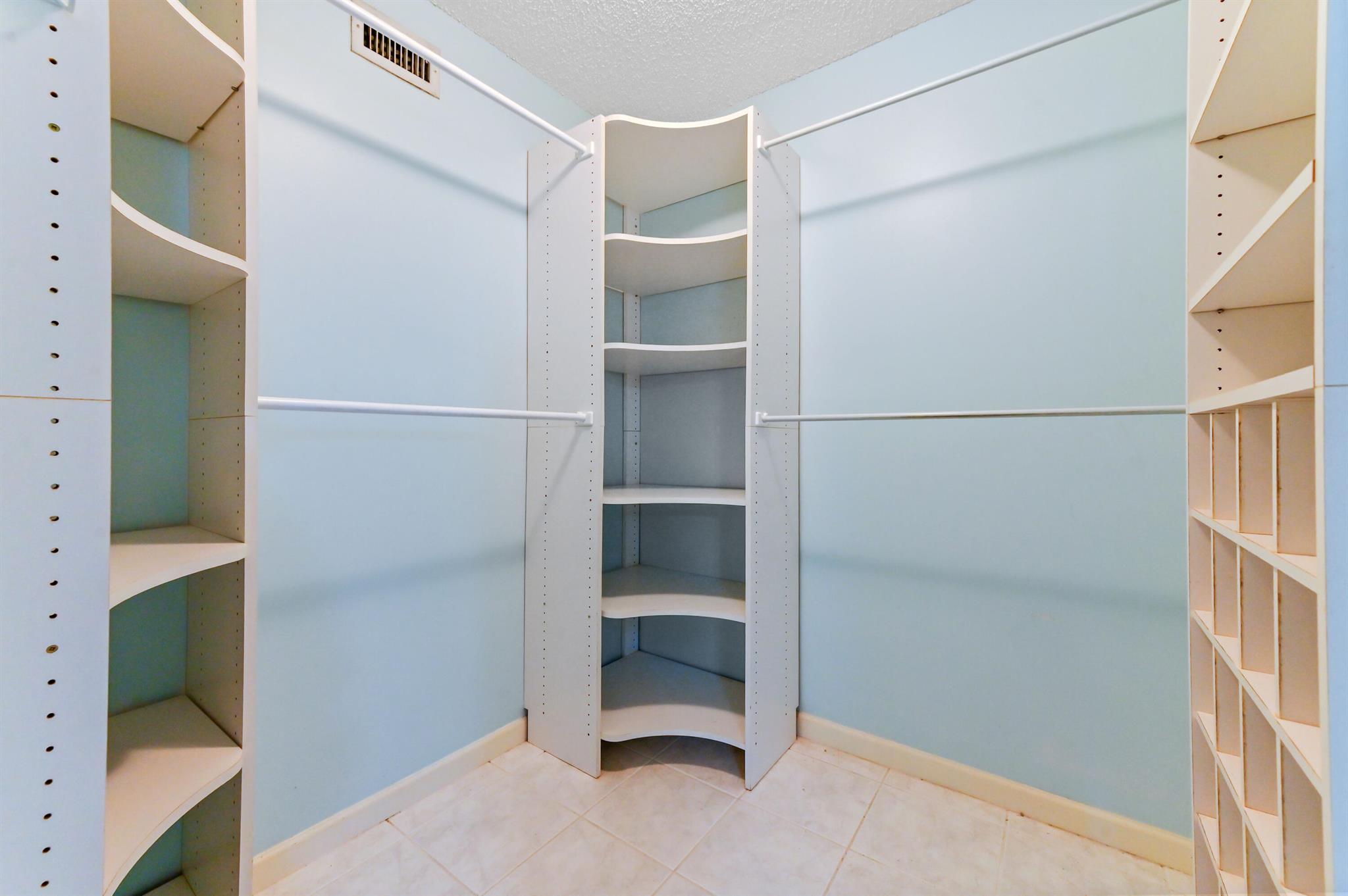 LAKE HARBOUR TOWERS CONDO - Residential