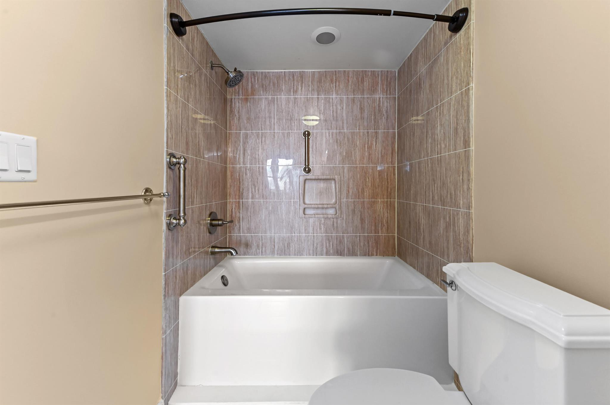 LAKE HARBOUR TOWERS CONDO - Residential