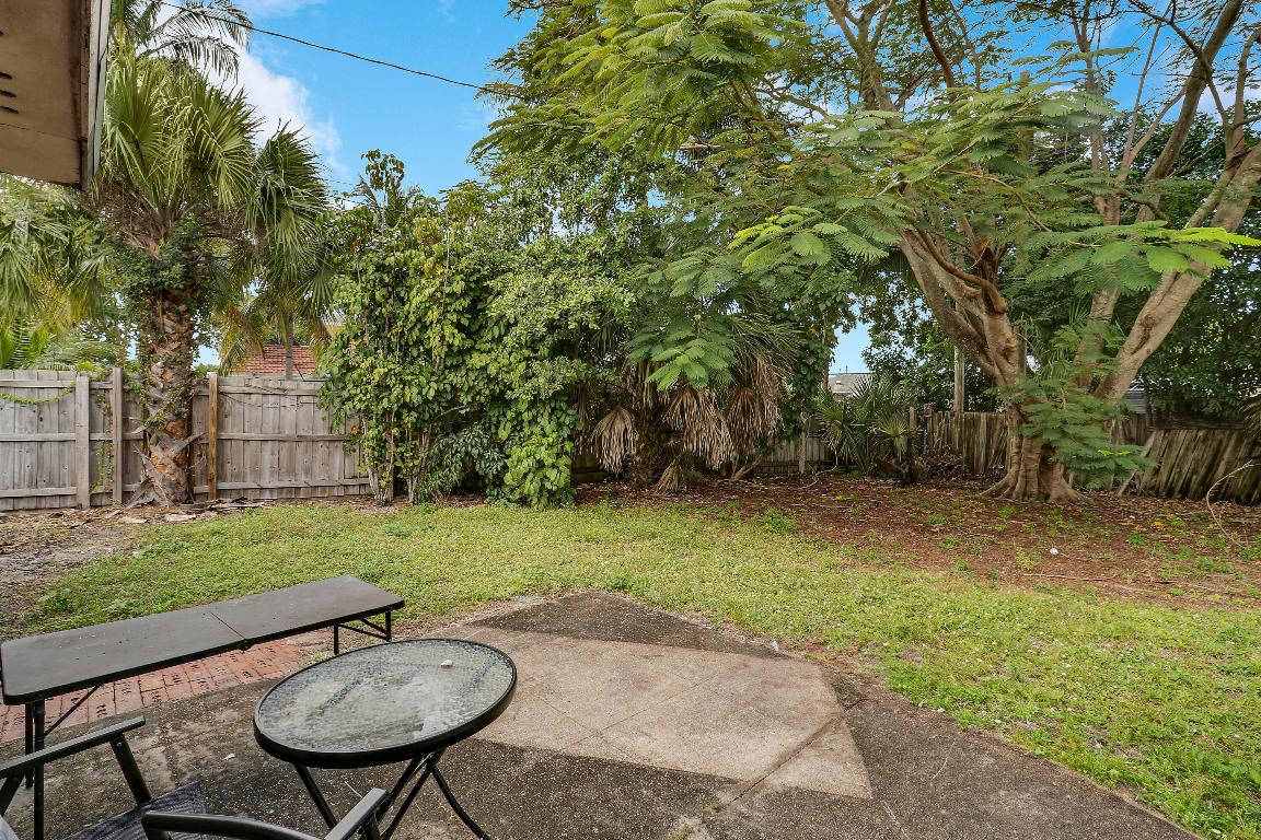 LAKE PARK ADD NO 1 IN PB 25 PGS 222 & 223 - Residential