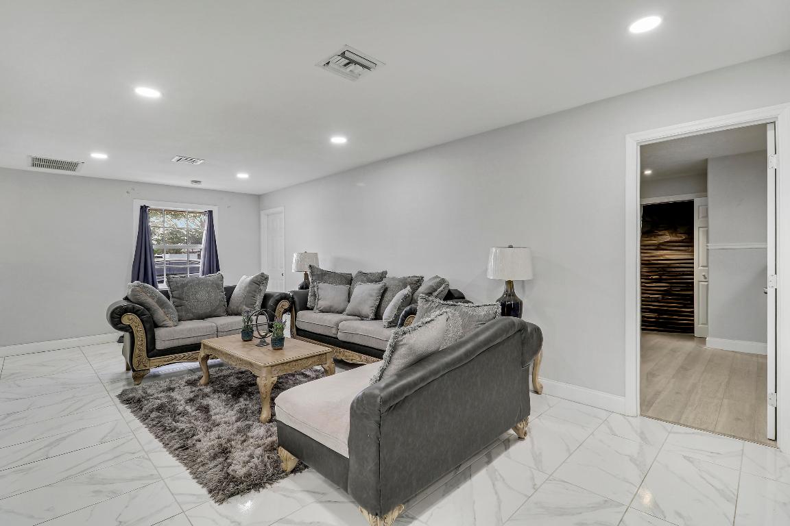 LAKE PARK ADD NO 1 IN PB 25 PGS 222 & 223 - Residential