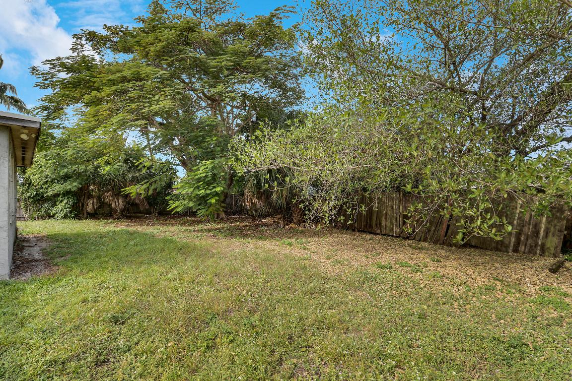 LAKE PARK ADD NO 1 IN PB 25 PGS 222 & 223 - Residential